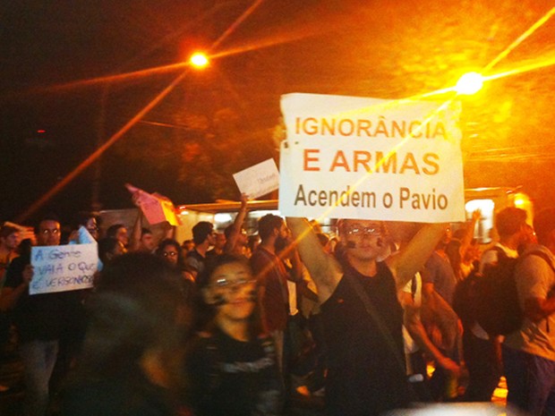 Manifestantes na Avenida Fernando Ferrari, em Vitória. (Foto: Victória Varejão / G1 ES)