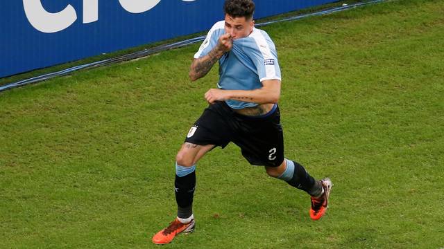 GimÃ©nez, zagueiro do Uruguai, comemora o gol de empate contra o JapÃ£o