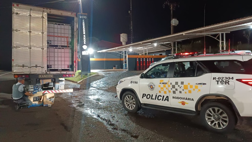Polícia apreende cerca de 350 mil maços de cigarro contrabandeados em Santa Cruz do Rio Pardo (SP) — Foto: Polícia Rodoviária/Divulgação