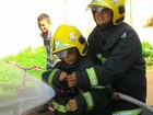 Garoto se torna bombeiro por um dia após escrever pedido ao Papai Noel