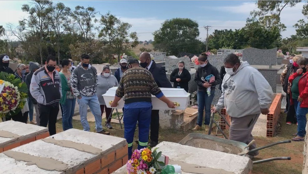 Carlos Henrique de 7 anos foi enterrado às 10h30 no Cemitério Municipal em Pardinho (SP) — Foto: Reprodução/ TV TEM 
