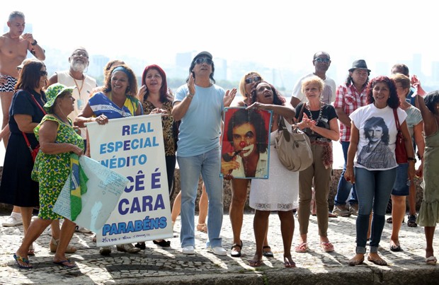 Fãs posam com sósia de Roberto Carlos (Foto: Gil Rodrigues/Foto Rio News)