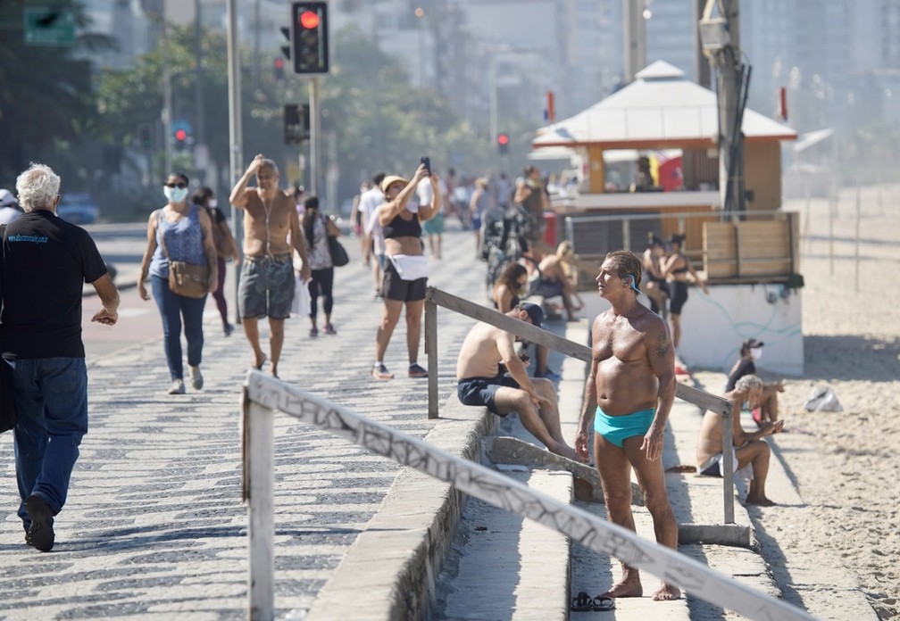 Na Praia do Leblon várias pessoas não usam máscaras   — Foto: Marcos Serra Lima/G1 Rio