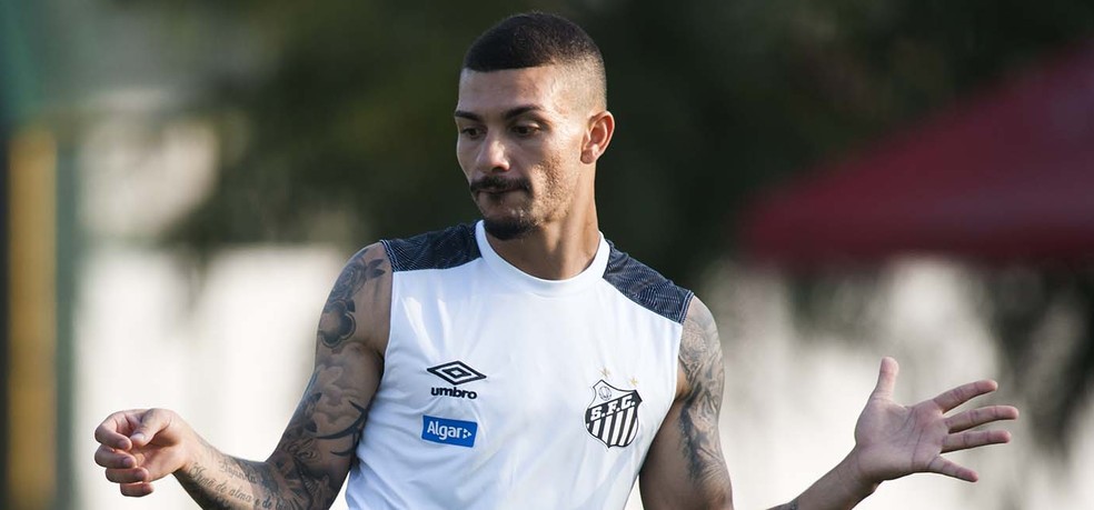 Alison terá de cumprir suspensão contra a Chapecoense (Foto: Ivan Storti/Santos FC)