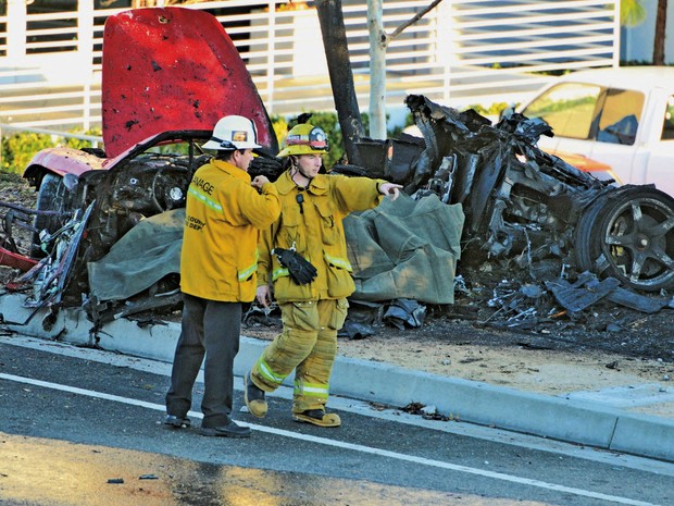 Porsche destruído em acidente neste sábado em Valencia, na cidade de Santa Clarita, Califórnia. (Foto: AP Photo/The Santa Clarita Valley Signal, Dan Watson)