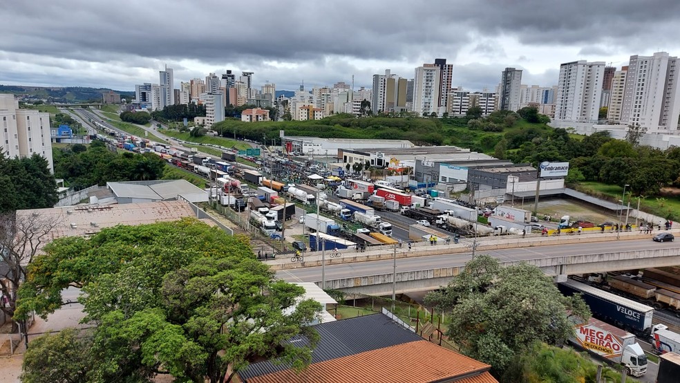 Vista de trecho de bloqueio na Rodovia Raposo Tavares em Sorocaba (SP) — Foto: William Silva