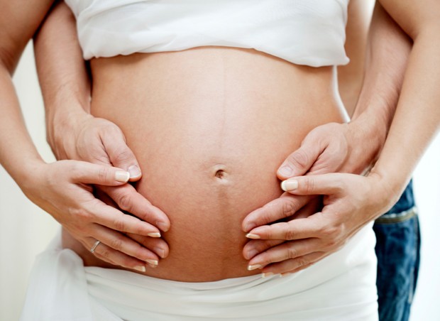 casal; barriga; gravidez (Foto: ThinkStock)