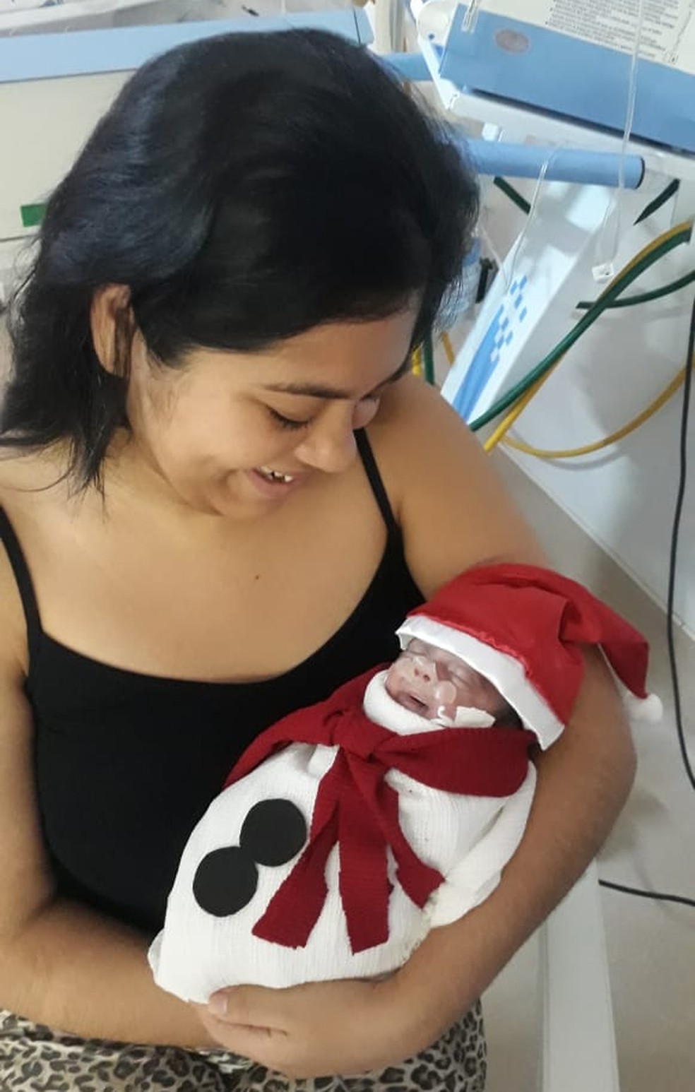 Mesmo respirando com a ajuda de aparelhos, o bebê Gustavo virou um 'bonequinho de neve' para o ensaio em hospital do Ceará — Foto: Divulgação/Santa Casa de Misericórdia de Sobral