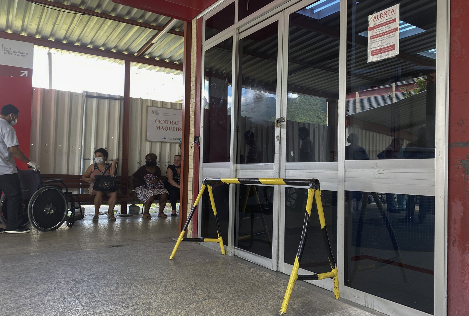 Porta para a triagem da emergência fechada no Hospital do Andaraí. — Foto: Márcia Foletto