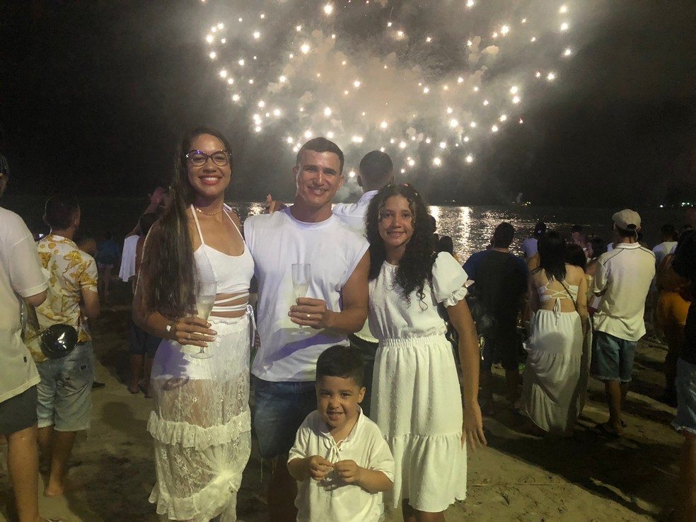 Turistas de Caruaru passam o réveillon 2023 na orla de Maceió — Foto: Carol Sanches/ TV Gazeta