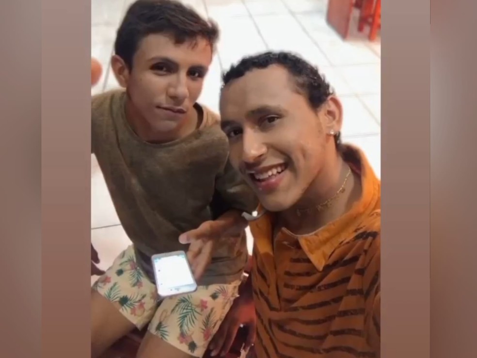 Luan Barreto (à esquerda) e Lucas Matheus (à direita) foram mortos a tiros no Centro de Jaguaretama, no Ceará. — Foto: Arquivo pessoal