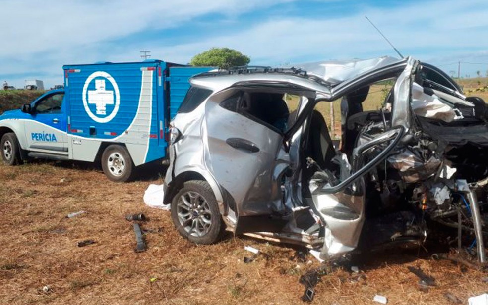 Acidente deixou quatro mortos na Bahia; carros ficaram destruídos (Foto: Ed Santos/Acorda Cidade)