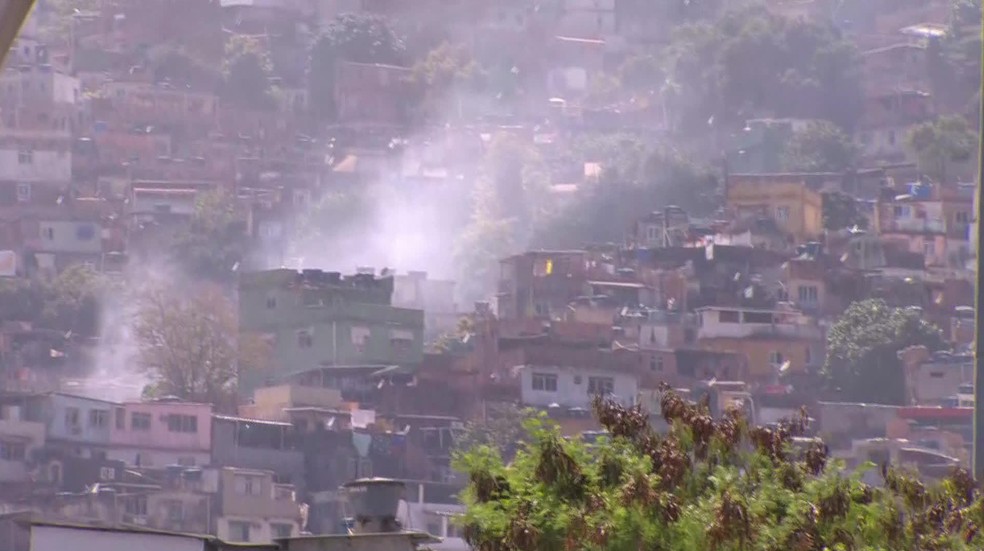 Vista da Rocinha em manhã de novos tiroteios (Foto: Reprodução/Globo News)