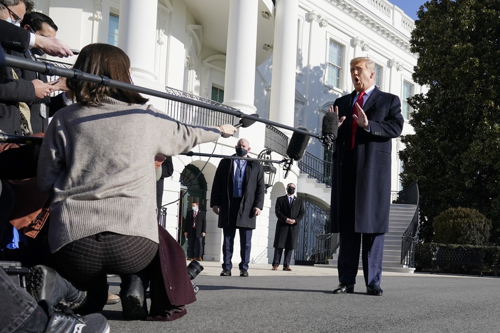 O presidente dos EUA, Donald Trump, fala com a imprensa na Casa Branca antes de embarcar para o Texas na terça-feira (12) — Foto: Gerald Herbert/AP