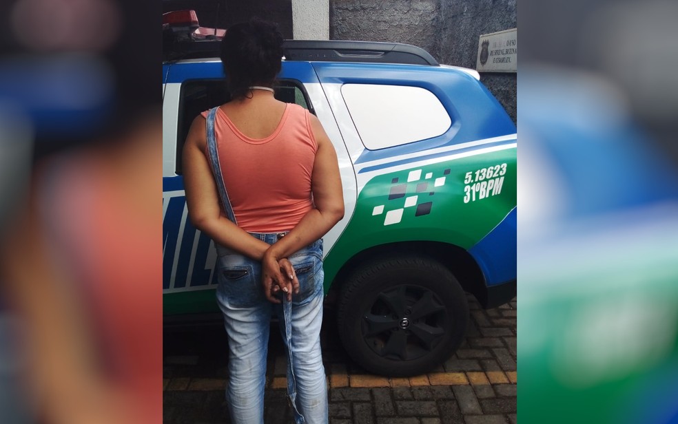 Mulher é presa suspeita de furtar garrafas de bebida alcoólica em supermercado de Goiânia  — Foto: Polícia Militar/Divulgação 
