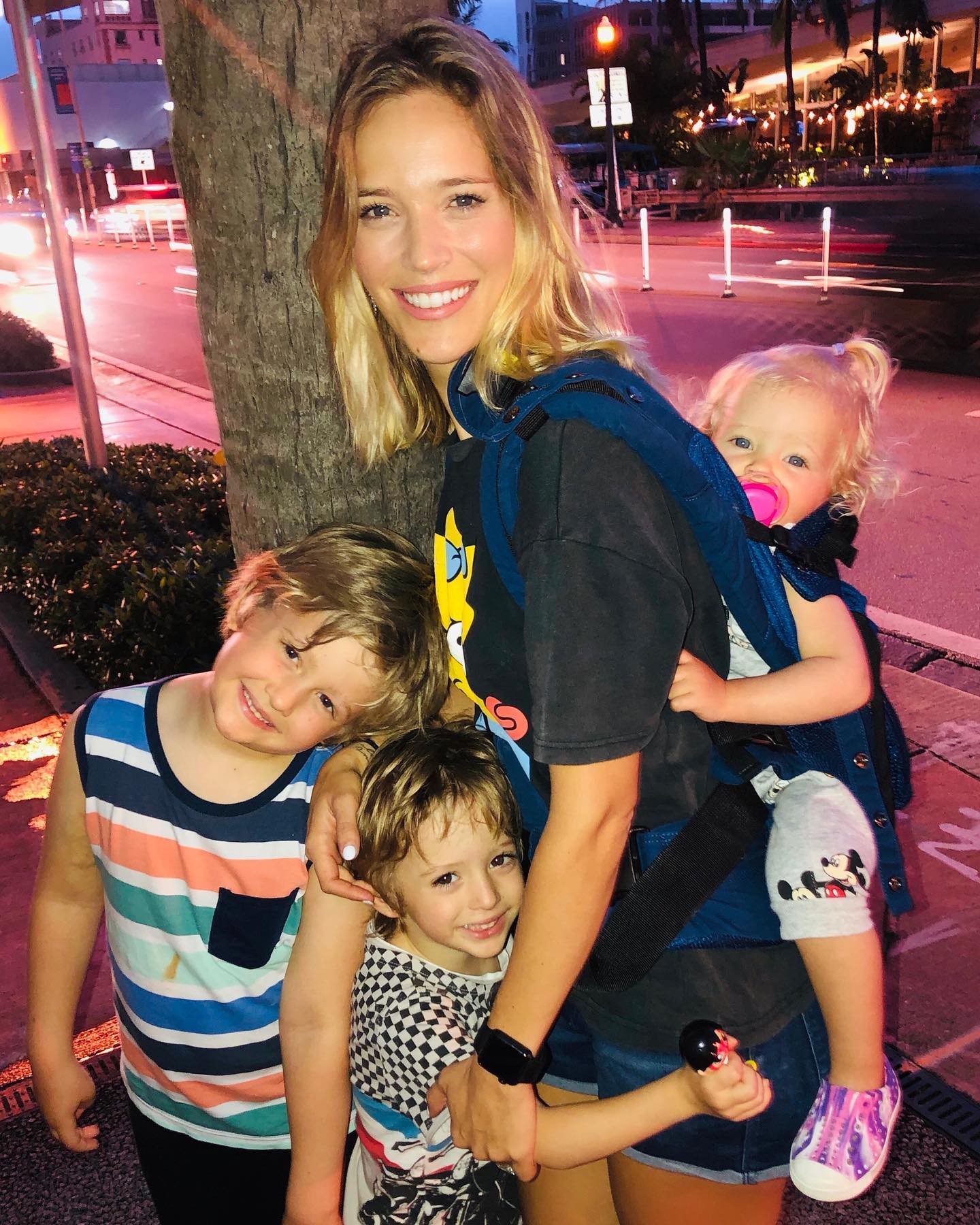 A esposa de Bublé com os três filhos do casal (Foto: Reprodução/ Instagram)