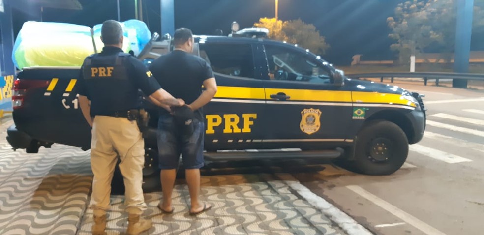 Motorista foi preso e encaminhado para a Polícia Federal — Foto: PRF-MT