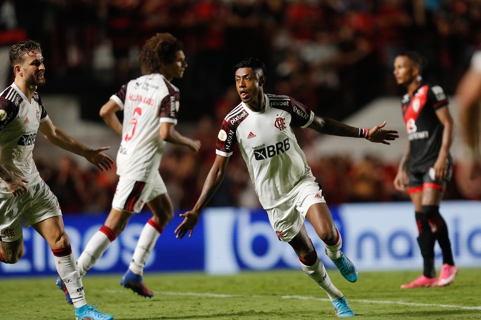 Bruno Henrique comemora gol do Flamengo contra o Atlético-GO — Foto: Gilvan de Souza/Flamengo