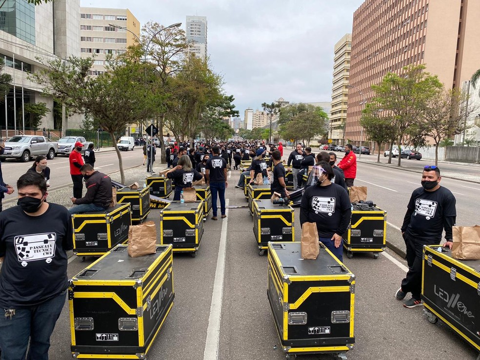Cerca de 200 profissionais da área de eventos participaram do ato no Centro Cívico de Curitiba — Foto: Anderson Grossl/RPC