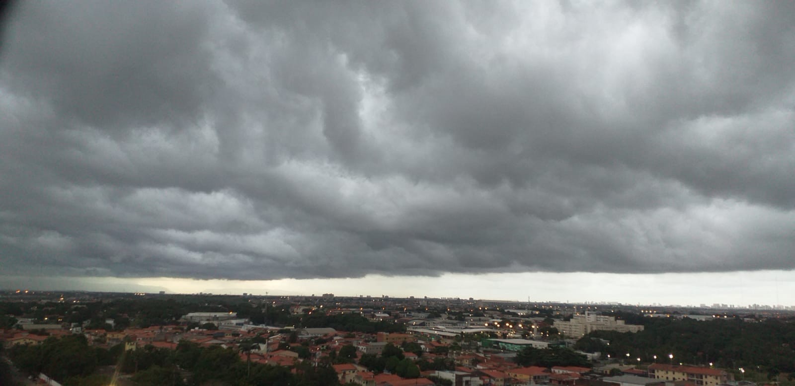 Sábado vai ter alta possibilidade de chuva no litoral cearense, diz Funceme