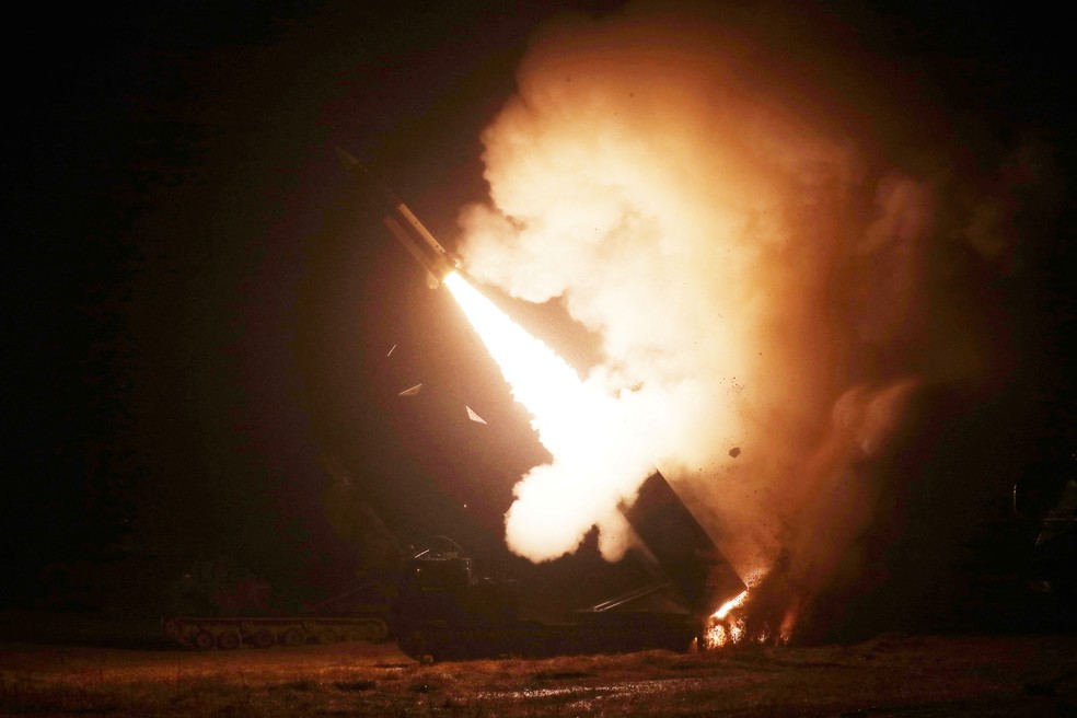 Coreia do Sul dispara míssil durante exercício conjunto com os Estados Unidos, em 5 de outubro de 2022. — Foto: Ministério da Defesa da Coreia do Sul via Reuters