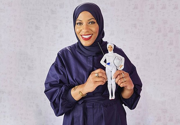 A Barbie foi inspirada na esgrimista Ibtihaj Muhammad, que fez história na Olimpíada do Rio de Janeiro, em 2016, ao ser a primeira norte-america a participar (e ganhar uma medalha), usando o hijab (Foto: Reprodução/Twitter)