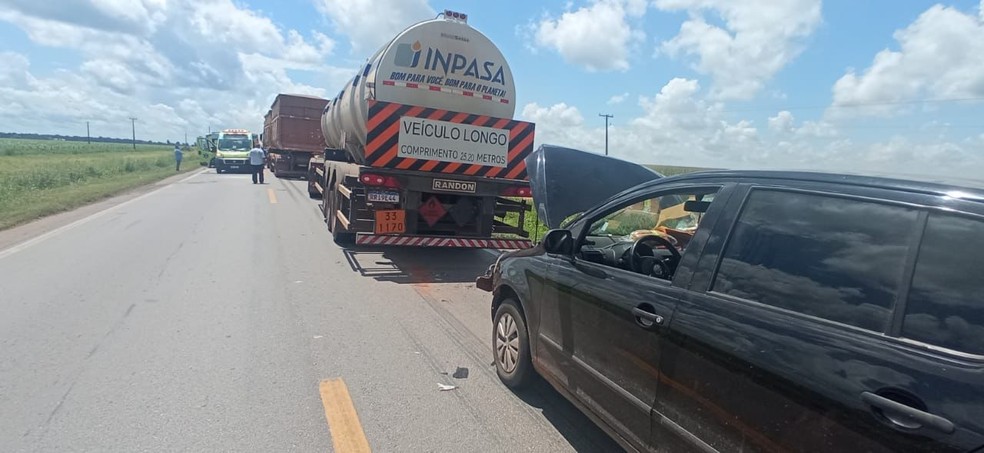 Acidente envolveu quatro veículo de carga e um de passeio — Foto: João Ricardo