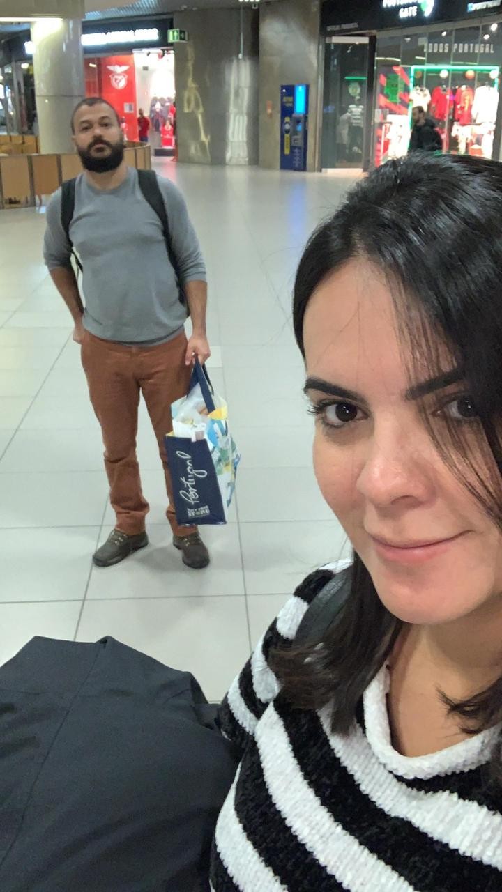 Arysa e Igor no aeroporto de Lisboa, Portugal