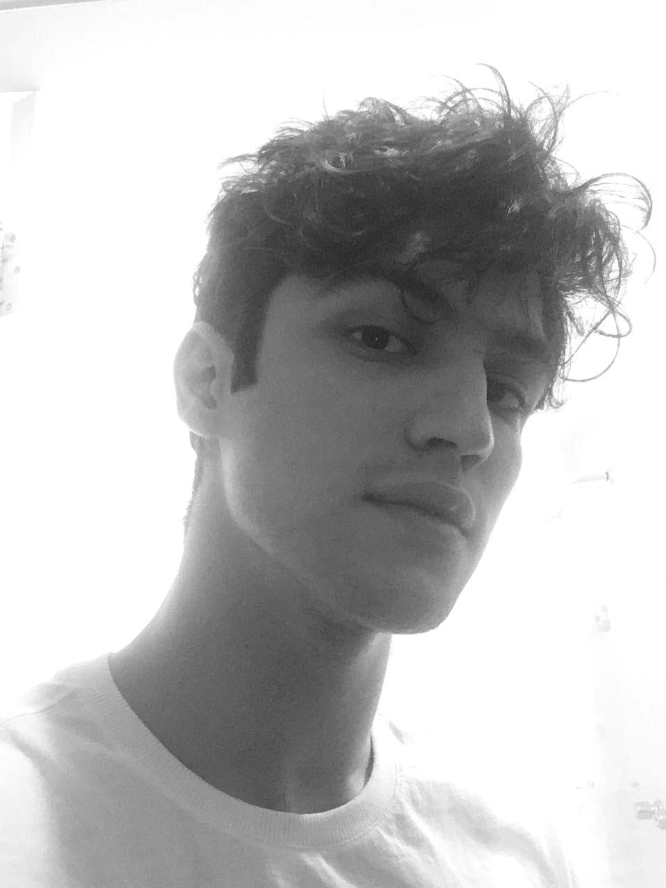 Gabriel Leone muda o visual para a série Carcereiros Vogue gente
