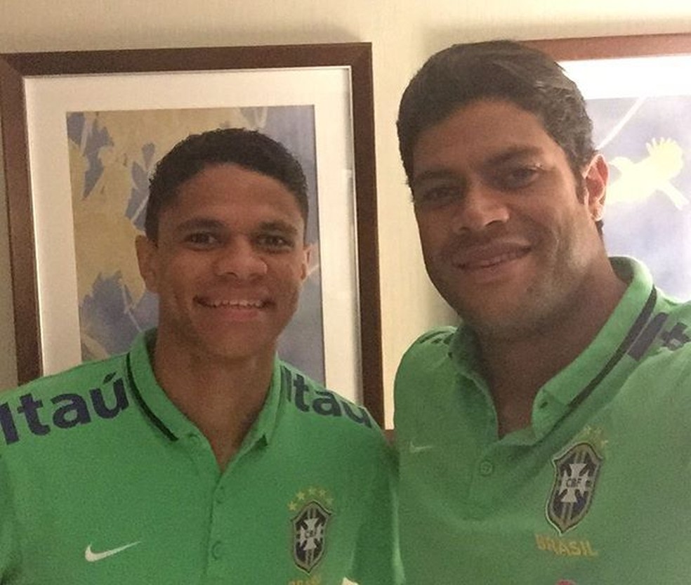 Douglas Santos e Hulk posam no hotel — Foto: Instagram