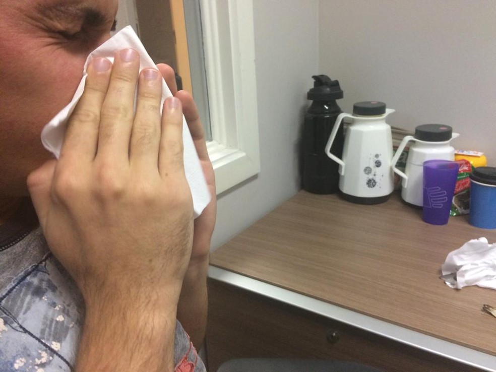 Espirro com lenço descartável — Foto: Joana Caldas/G1