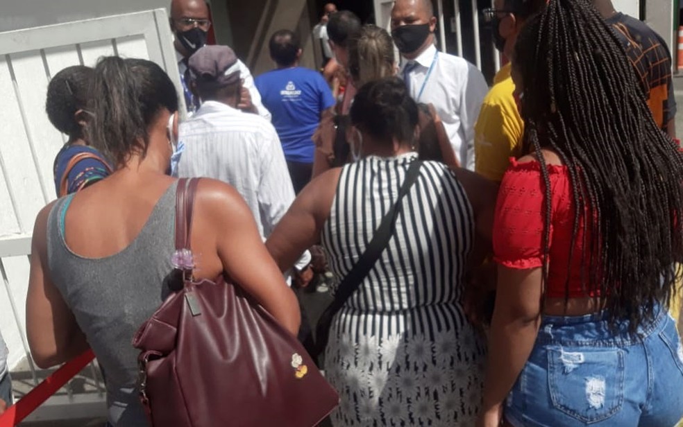 Reabertura de Shoppings em Salvador tem movimentação intensa e longas filas . — Foto: Andrea Silva / TV Bahia