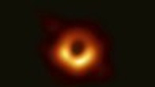 Em estudo pioneiro, astrônoma brasileira usa IA para prever comportamento de buraco negro