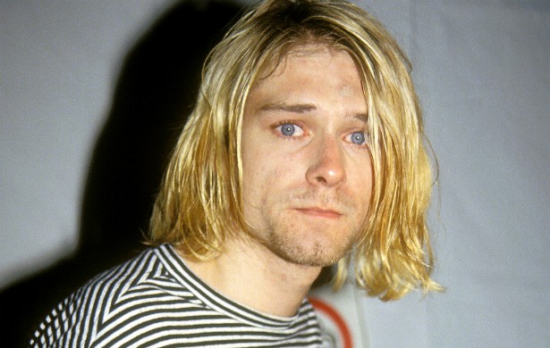 Antes de seu cadáver ser encontrado, o vocalista do Nirvana, Kurt Cobain, deixou a família e a esposa, a roqueira Courtney Love, sem saber onde ele estava. O músico havia passado uma temporada em reabilitação na Califórnia e, ao voltar ao estado de Washington, onde morava, ficou disfarçado. Ele se matou com um tiro de espingarda em 5 de abril de 1994, aos 27 anos, e o corpo dele foi achado três dias depois. (Foto: Getty Images)