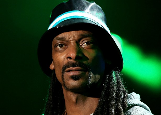 O ex-briguento Snoop Dogg e seu guarda-costas foram acusados de assassinar o membro de uma gangue rival. Apenas depois de anos comparecendo a tribunais o rapper acabou escapando da denúncia. (Foto: Getty Images)