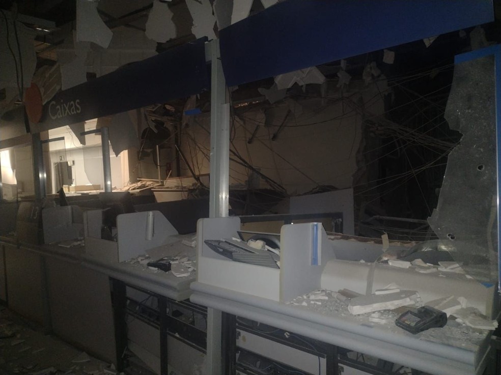 Agência da Caixa Econômica Federal ficou destruída após ataque em Araçatuba (SP) — Foto: Arquivo pessoal