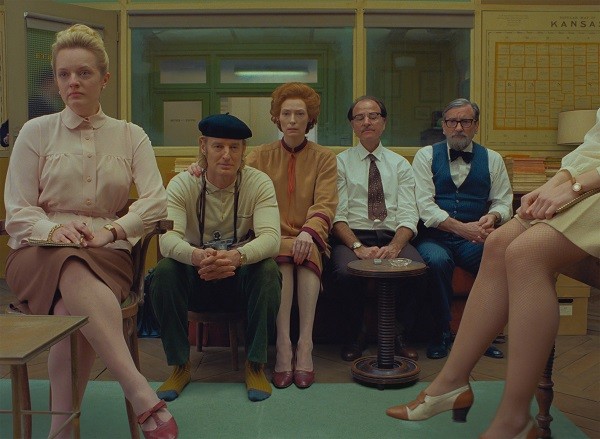 Tilda Swinton com alguns de seus colegas de elenco em cena de The French Dispatch (2021), do cineasta Wes Anderson (Foto: Reprodução)