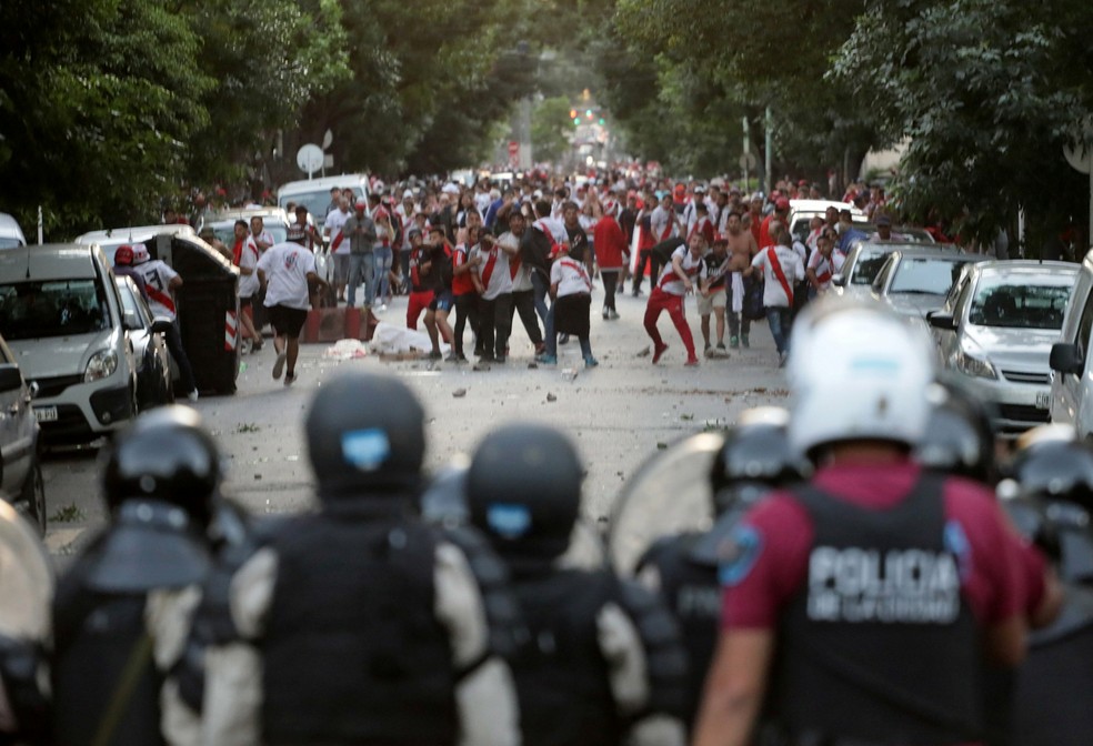 Confronto torcedores do River Plate — Foto: REUTERS/Alberto Raggio