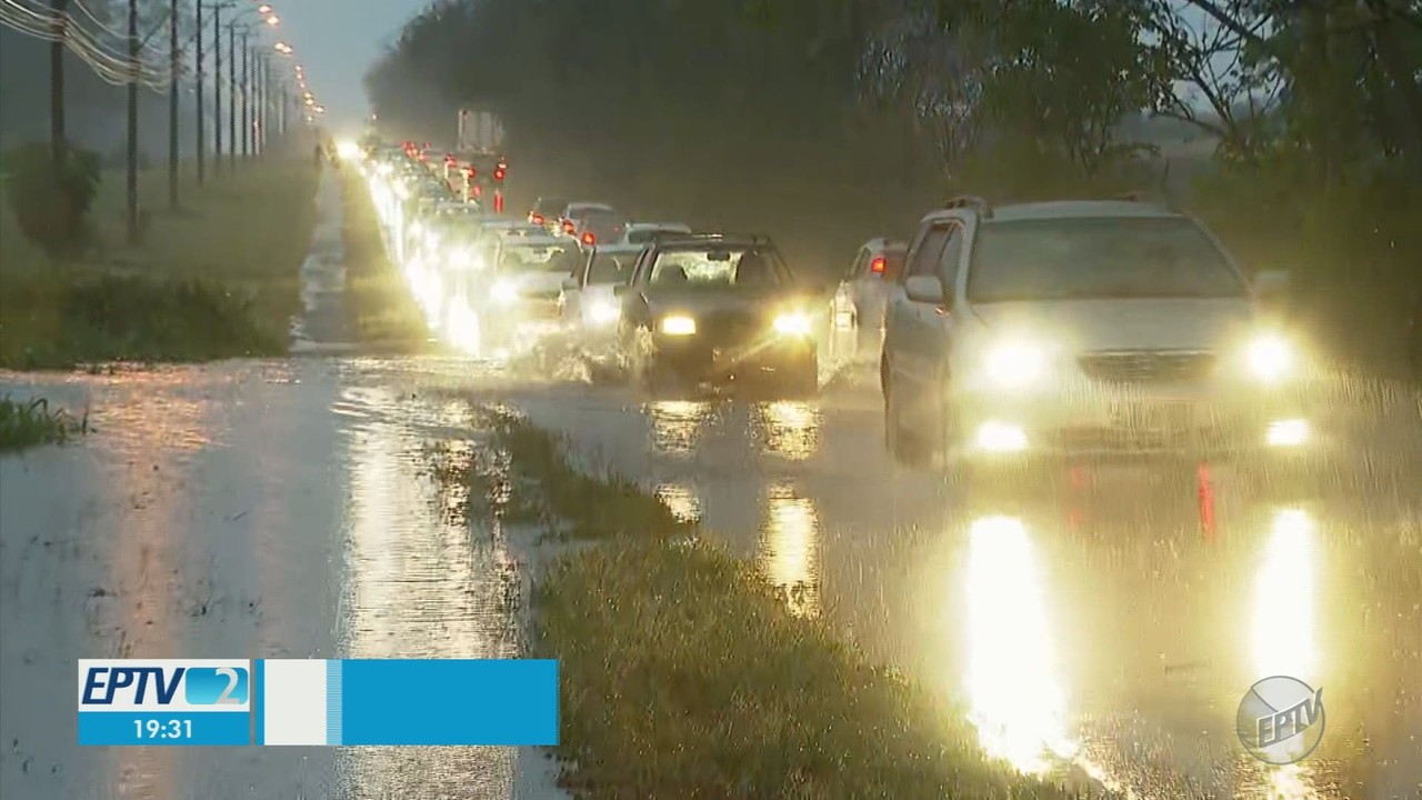 Chuva causa transtornos em Ribeirão Preto, SP