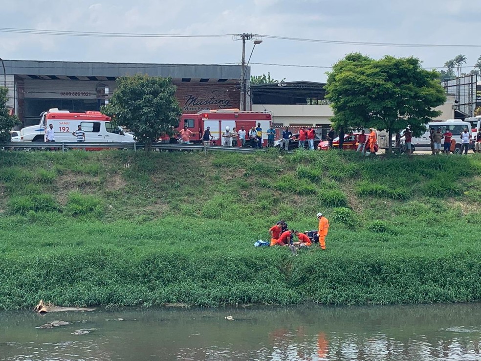 Equipes dos bombeiros fazem reanimação em mulher que caiu no Rio Paraibuna — Foto: Corpo de Bombeiros/Divulgação