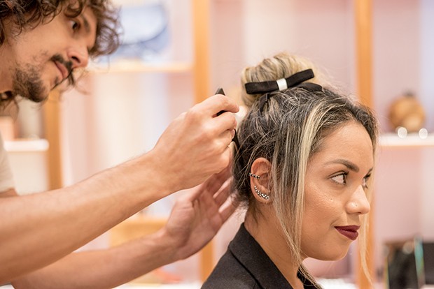 Renato Mardonis - hair stylist fazendo os penteados das convidadas (Foto: Divulgação)