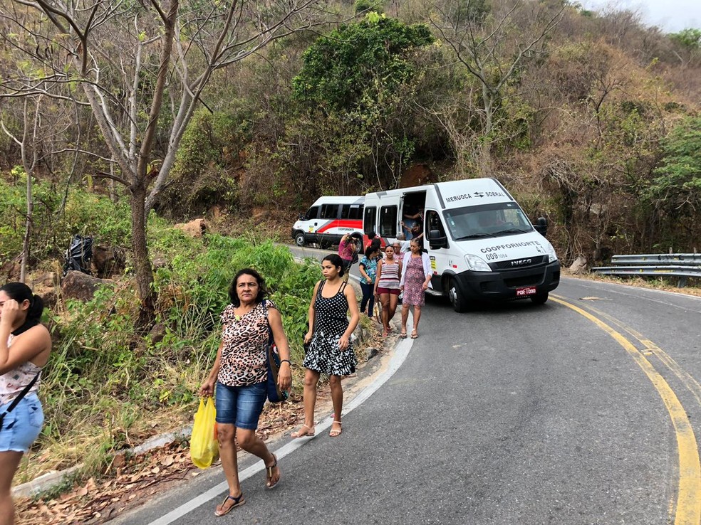 Passageiros das vans do municípios caminham a pé pela rodovia.  — Foto: Mateus Ferreira/SVM