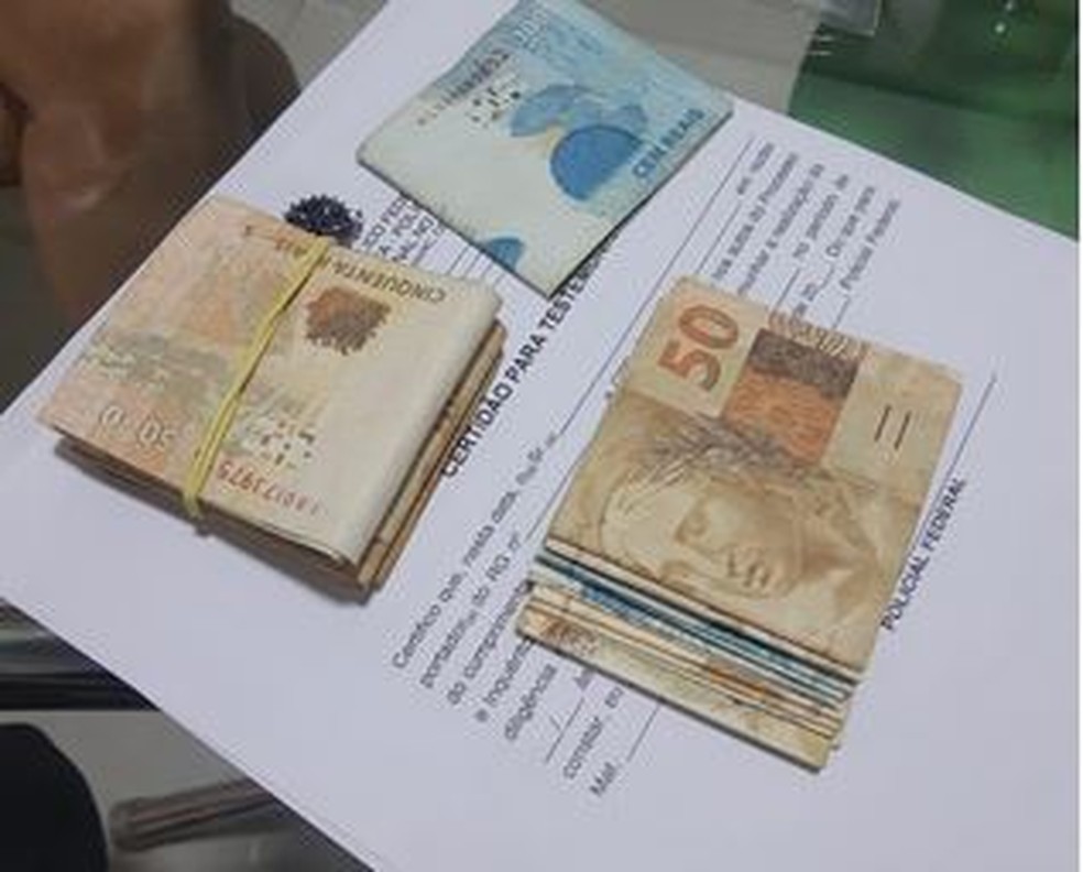 Durante operação, PF apreendeu cerca de R$ 2 mil na casa de Gadelha — Foto: Divulgação/Polícia Federal