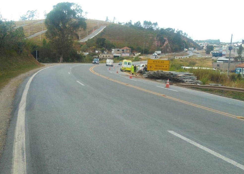 VeÃ­culo tombou na BR-040 â€” Foto: Via 040/DivulgaÃ§Ã£o