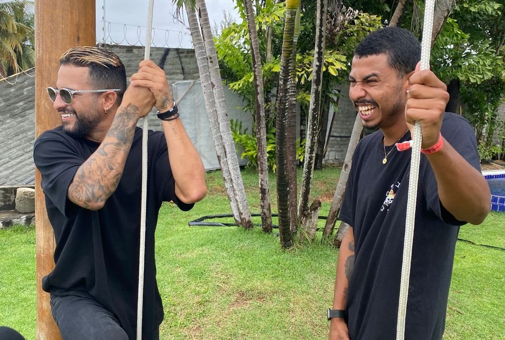 Ítalo Ferreira e o fiel escudeiro Buxexa, amigo de infância — Foto: Augusto César Gomes