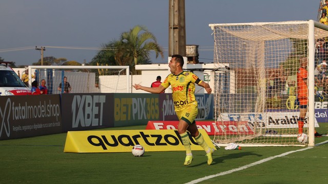 Camilo comemora gol do Mirassol contra a Aparecidense pela Série C