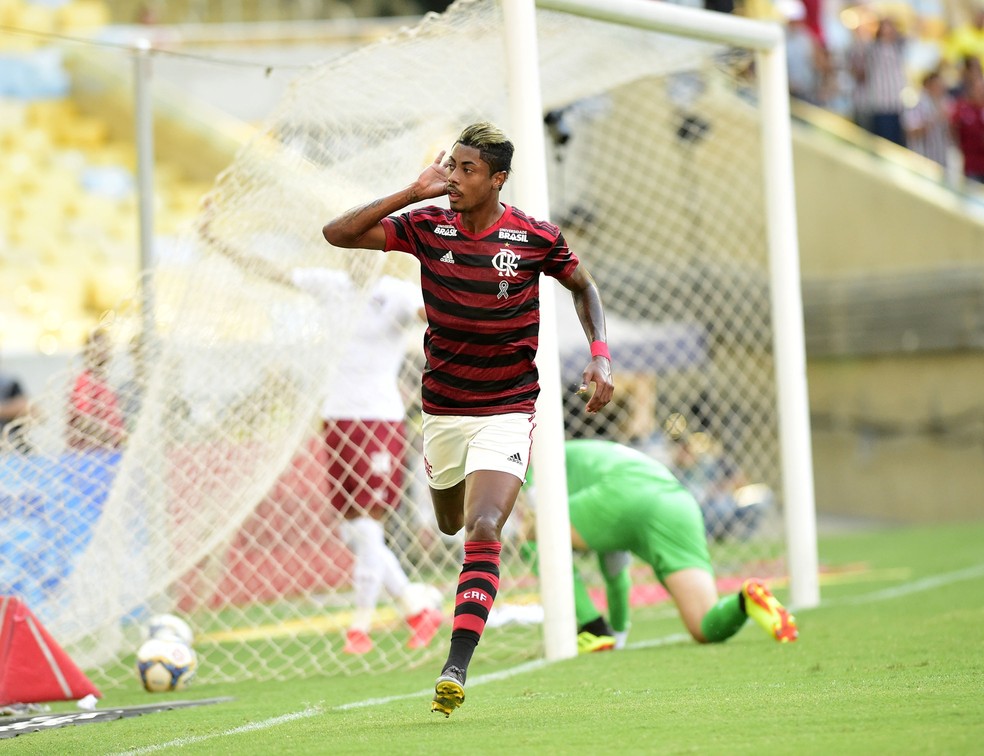 Bruno Henrique comemora gol em cima do Fluminense &mdash; Foto: Andr&eacute; Dur&atilde;o