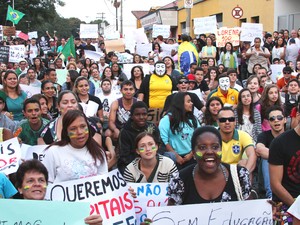 Manifestantes com cartazes na praça principal de Lorena na tarde desta quinta-feira (20). (Foto: Orlando de Carvalho Nascimento/VC no G1)
