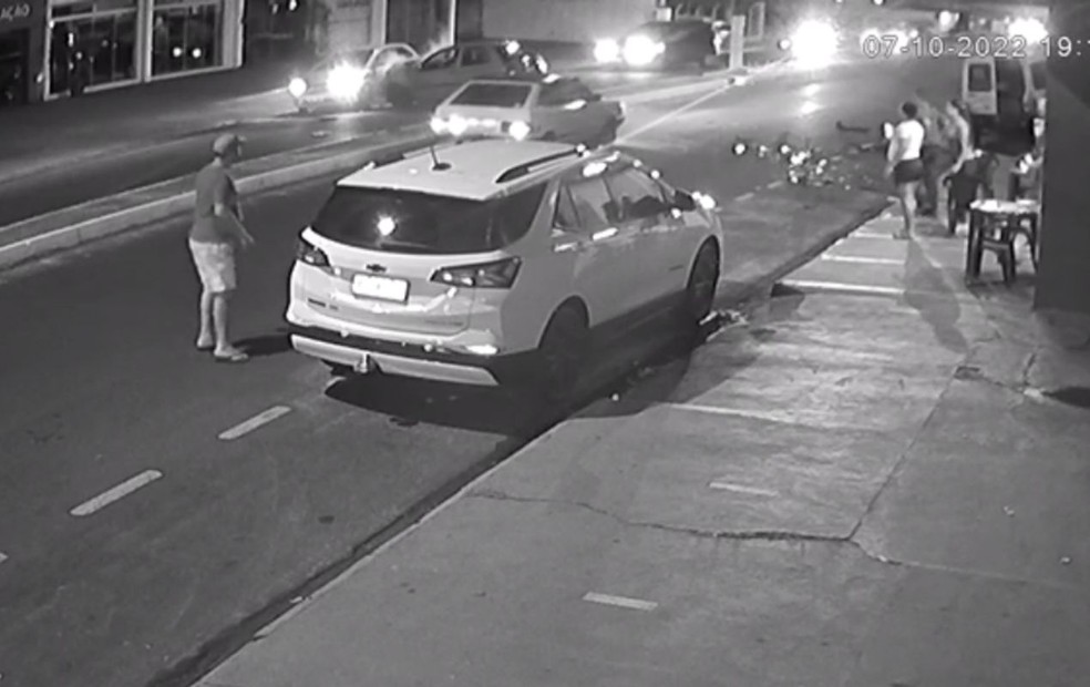 Motorista embriagado bate contra carros estacionados, atravessa canteiro e atinge outro veículo em Paraguaçu Paulista — Foto: Reprodução/Câmera de segurança