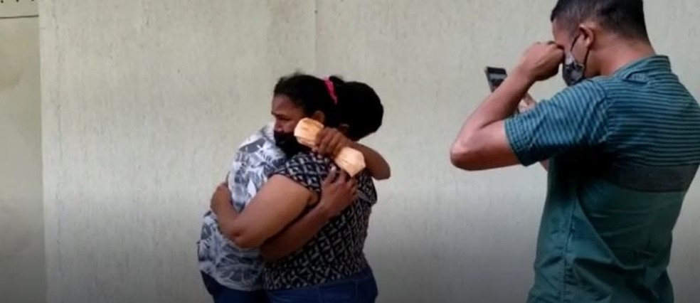  José Maycon Silva Freitas, de 18 anos, reencontrou os pais após ser localizado pela polícia em Pacajus, na Região Metropolitana de Fortaleza. — Foto: Reprodução